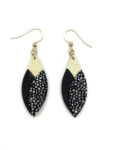 boucles d'oreilles pétales noires