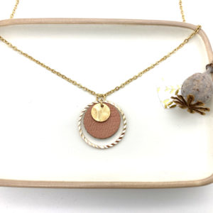 collier rose foncé
