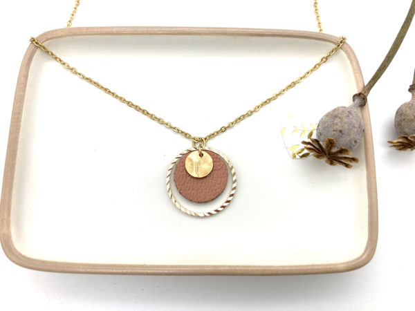 collier rose foncé