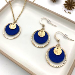 collier et boucles d'oreilles bleu