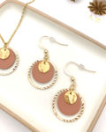 collier et boucles d'oreilles en cuir rose