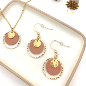 collier et boucles d'oreilles en cuir rose