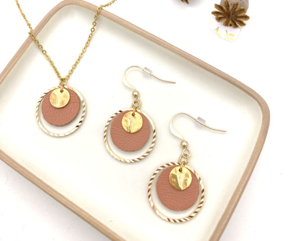 collier et boucles d'oreilles en cuir rose